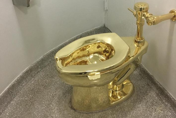Rubato in Inghilterra il 'water d'oro' di Maurizio Cattelan