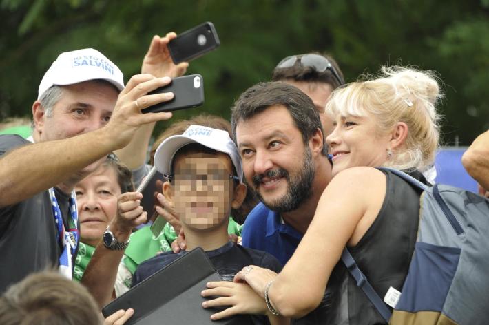 L&rsquo;ABBRACCIO DI PONTIDA A SALVINI: QUESTA L&rsquo;ITALIA CHE VINCERA'