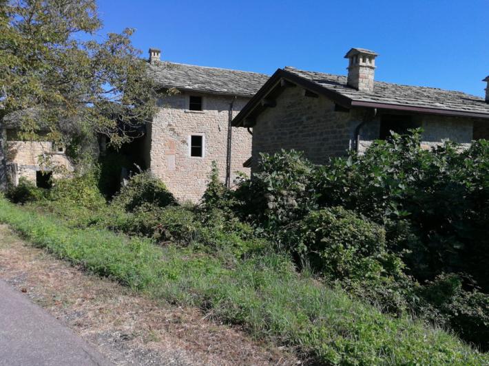 Quelle case abbandonate: troppi disagi per i vicini