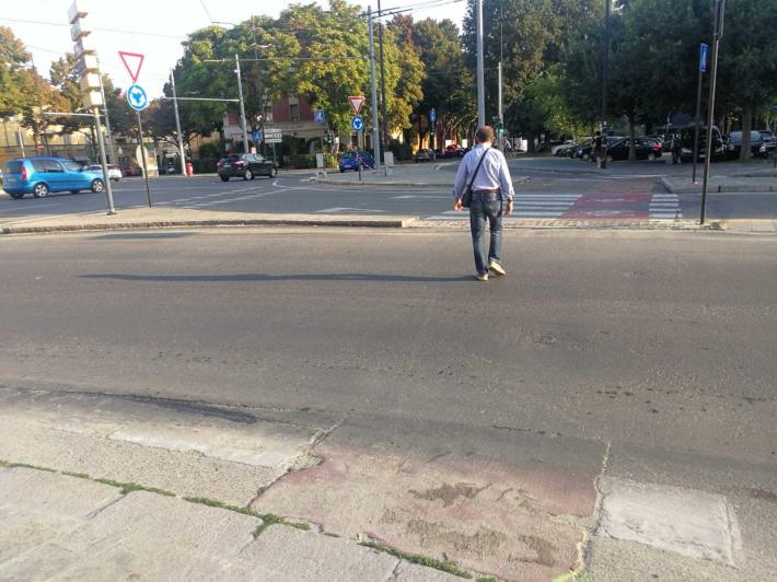 Barriera Repubblica-via Emilia Est ancora senza strisce. E i pedoni rischiano