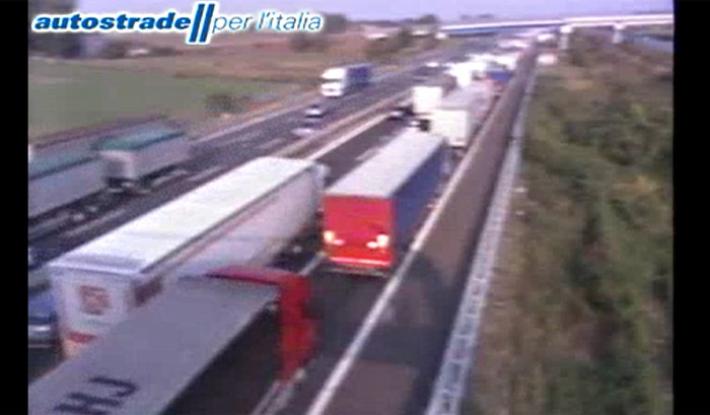 Incidente mortale sull'A1, riaperto il tratto tra Fiorenzuola e complanare di Piacenza. 6 km di coda in zona Fidenza