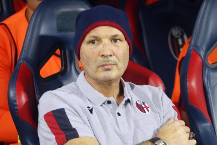  I cori del Bologna sotto la finestra d'ospedale di Mihajlovic,  e lui si affaccia - Video 