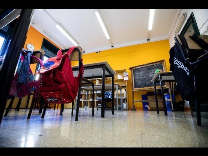 Non pu&ograve; entrare a scuola con le treccine blu, il 13enne le taglia