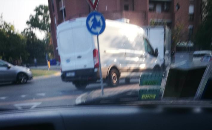 'Sosta selvaggia alla rotatoria di via Picasso: e il traffico va in tilt'