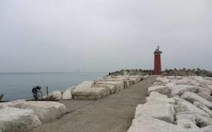 Barca si schianta contro una diga in Laguna: tre morti