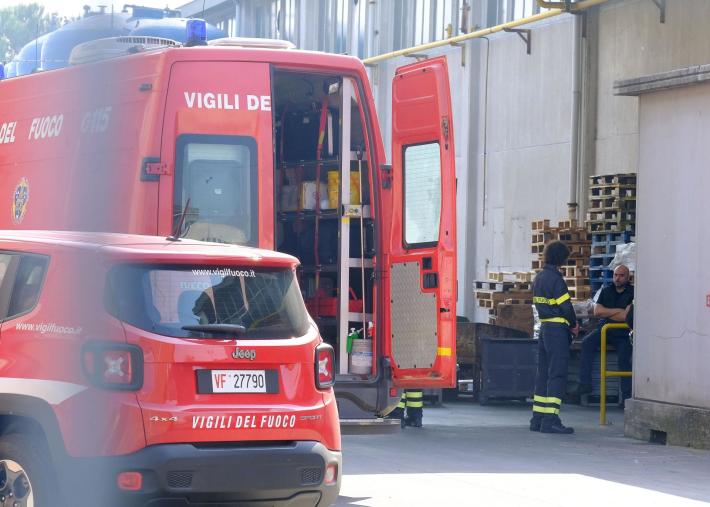Incendio in un'azienda che commercializza cannabis: tre feriti. Uno &egrave; grave
