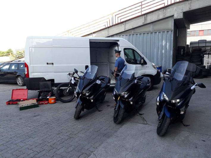 Rubano scooter a Parma: rintracciati grazie all'antifurto satellitare