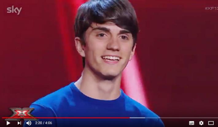 Emanuele Crisanti  canta  Carote e diventa un tormentone -  Video 