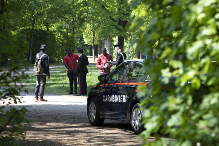 Ragazzini terribili molesti (e ubriachi) al parco Ducale: intervengono i carabinieri