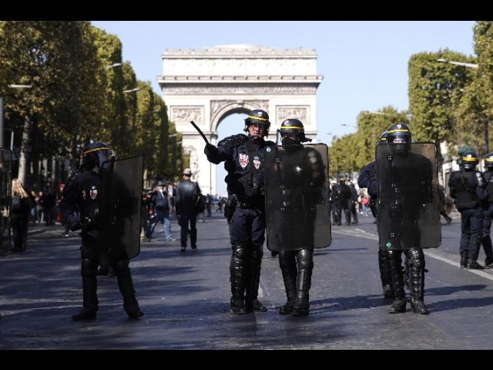 Parigi, i black bloc dirottano la marcia per il clima