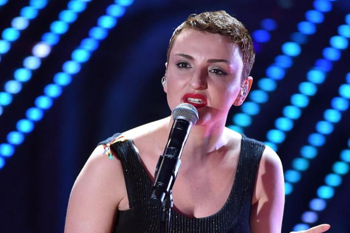 Arisa rinuncia al Pride, "insulti dopo le parole su Meloni" 