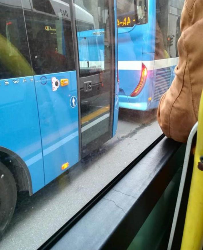 Bus in panne e lavori: via Mazzini bloccata