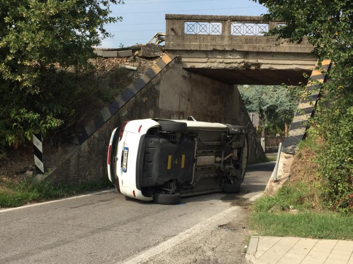 L'auto si cappotta in  via Bottego ma non ci sono feriti