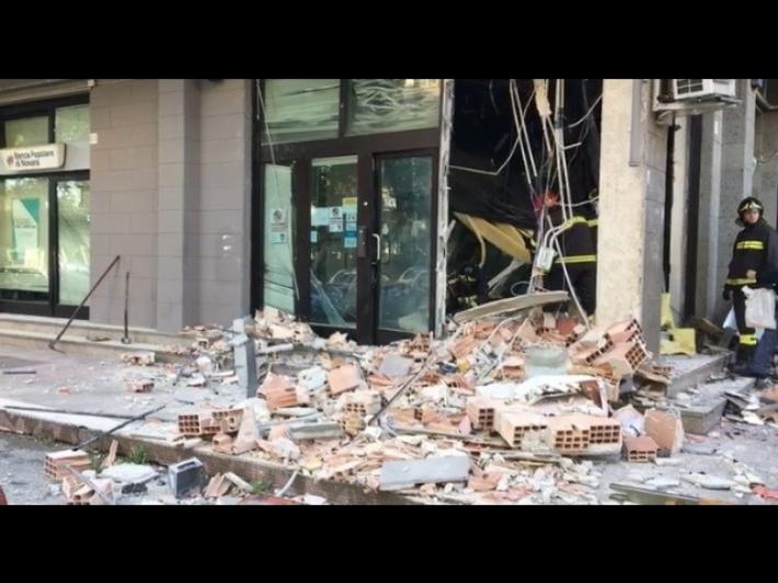 Fanno esplodere un bancomat nel Reggiano e fuggono con il bottino