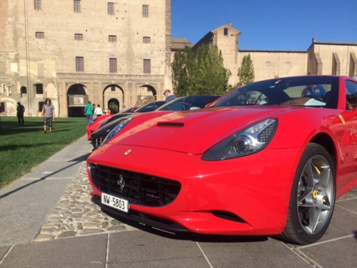 E in piazza della Pace arriva il raduno delle Ferrari