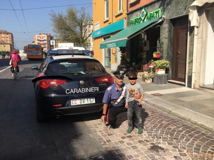 Bimbo che vaga in via D'Azeglio in cerca dei genitori: lo aiutano i carabinieri