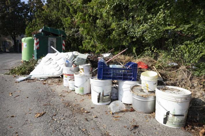 Via Po, quando il parcheggio diventa discarica 