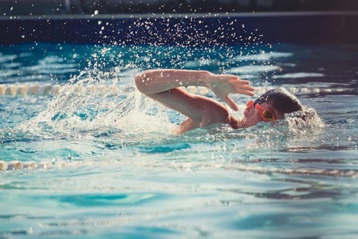 Il nuoto fa venire l'otite e sudare al freddo fa male: i bimbi e i falsi miti nello sport