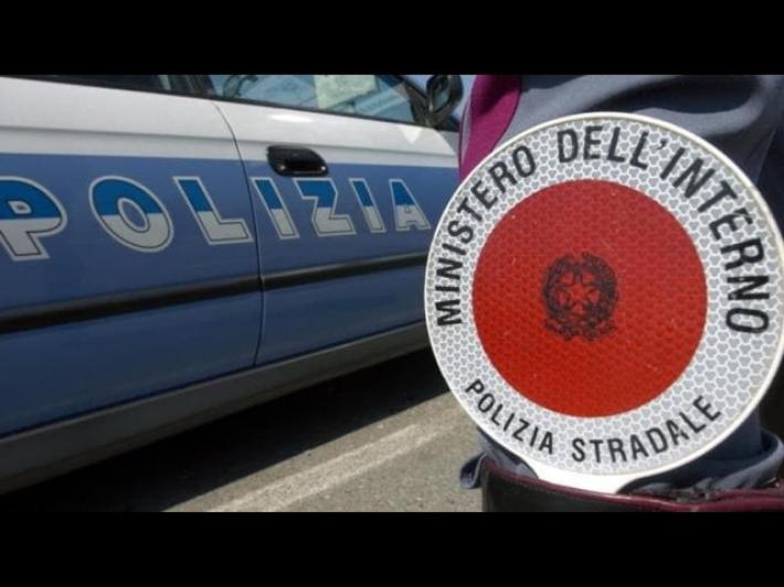 La Polizia di Stato denuncia &nbsp;una&nbsp; 38enne per uso di targa manomessa o alterata , uso di atto falso, ricettazione&nbsp; e riciclaggio.