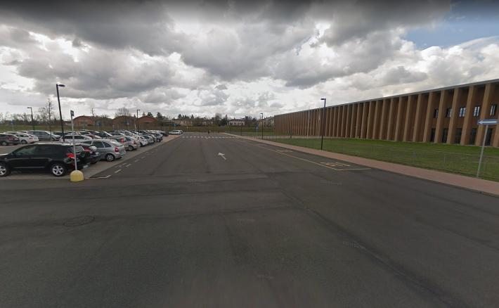 Scuola per l'Europa: divieto di transito nel parcheggio nel periodo scolastico