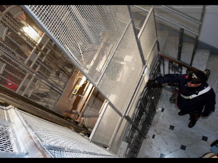 Preso a Roma il maniaco degli ascensori, 7 donne molestate