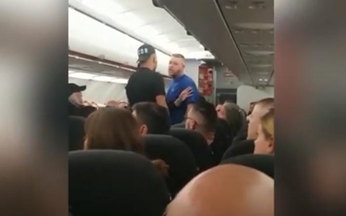 Mega rissa in volo, aereo costretto all'atterraggio di emergenza -  Video 