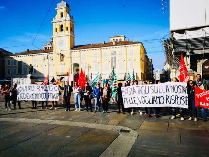 Centro XXV aprile: la protesta, 32 lavoratori a rischio