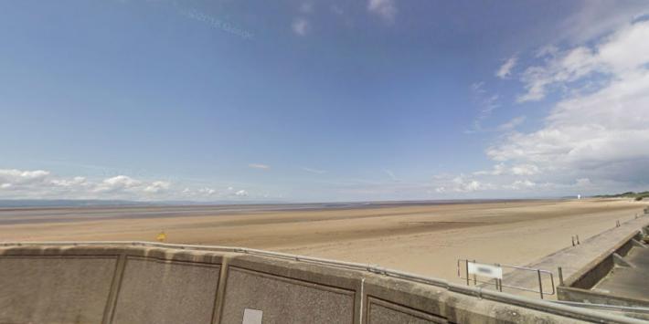 Bottiglia di plastica riemerge dal mare dopo 50 anni. Intatta