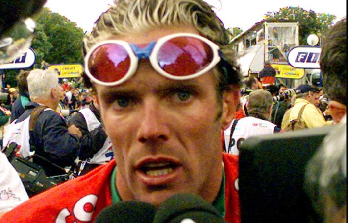 L'ex moglie  di Cipollini: 'Mi punt&ograve; la  pistola alla testa'