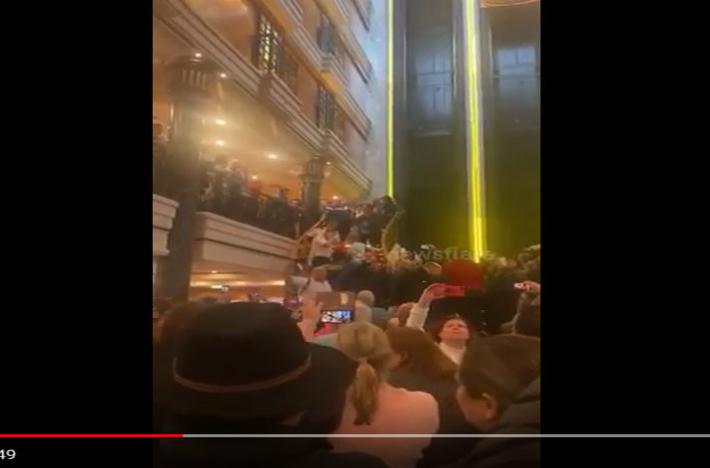 Crociera da incubo: i passeggeri si rivoltano - Video