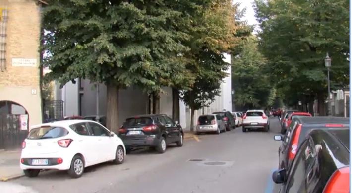 Testimone: 'Viaggiava in bici veloce e contromano: e ha colpito in pieno l'uomo sulle strisce'