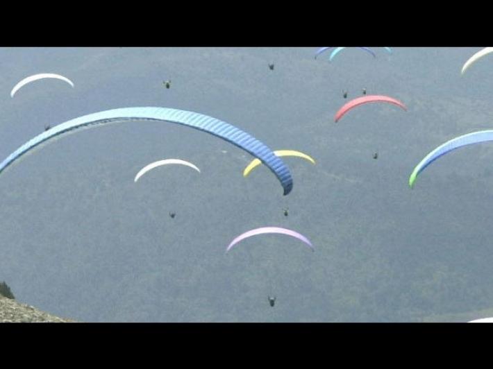 Atterraggio violento di un parapendio a Tizzano: ferito il pilota