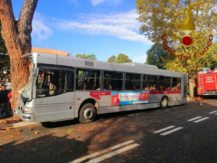Roma, bus contro albero: salgono a 29 i feriti. Scontro tra auto e bus Atm a Milano