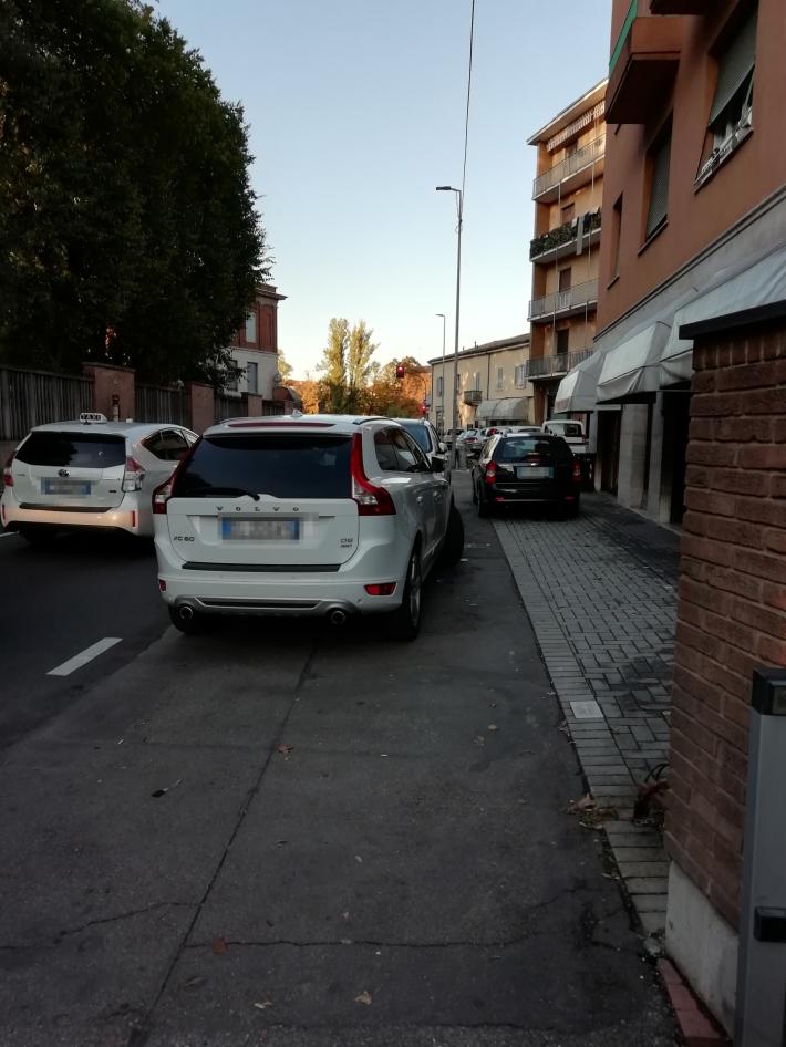 Marciapiede impraticabile in via Langhirano