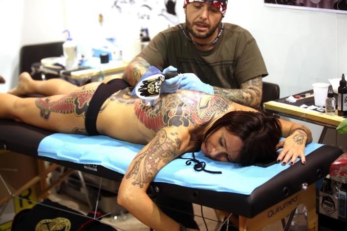 Sono 7 milioni gli italiani con un tatuaggio. E molti non sanno i rischi che corrono