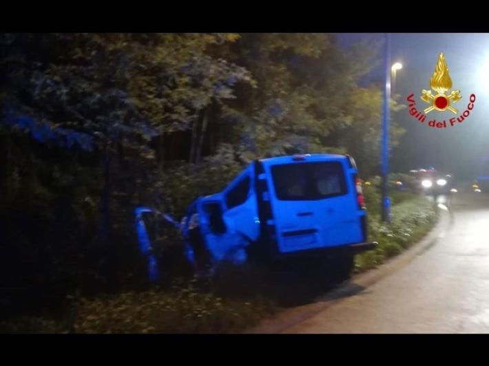 Scontro bus navetta-auto, 6 feriti lievi