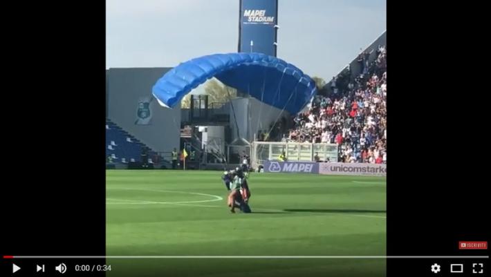 Paracadutista atterra in campo: Sassuolo Inter sospesa qualche minuto  - Video
