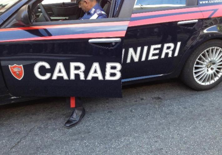 Bimbo  chiama il 112 per salvare la mamma: i carabinieri arrestano il padre