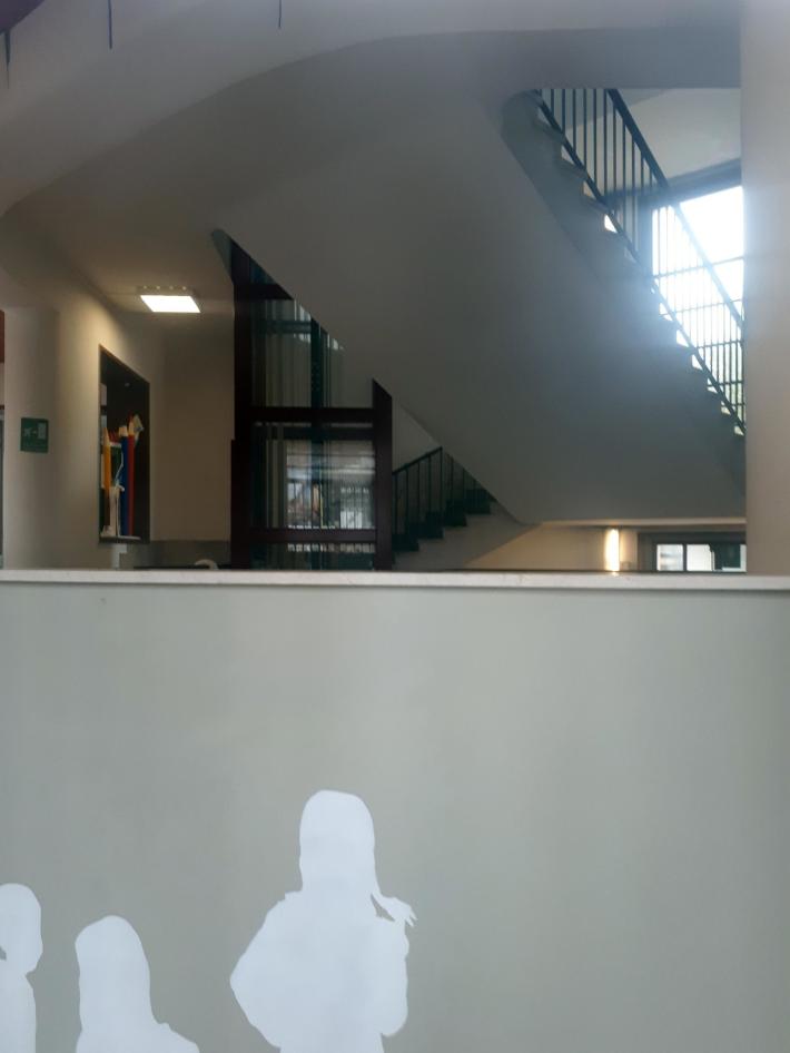 E' morto il bimbo caduto dalle scale a scuola. Si indaga per omicidio colposo