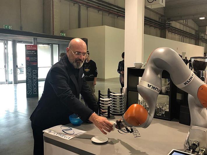 A Cibus Tec la giornata dei robot collaboratori. Uno ha servito il caff&egrave; a Bonaccini
