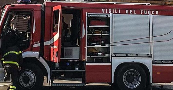 Tragico incendio a Poviglio: un morto, una donna ricoverata al Maggiore e un appartamento completamente distrutto