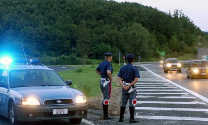 Lancia tre gattini dall'auto sull'Autocisa