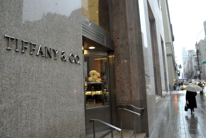 Lvhm, colazione con Tiffany: il gigante del lusso valuta l'acquisizione