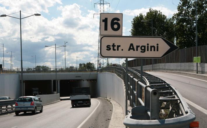 Via Argini, quel semaforo per un cantiere in cui nessuno lavora 