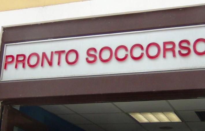 Cede controsoffitto in un magazzino, due feriti