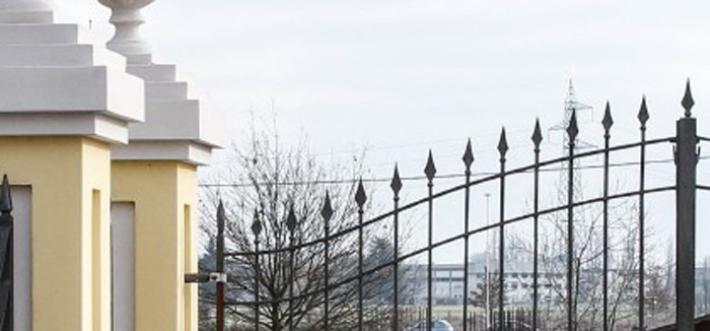 Resta impigliata al cancello di casa,  18enne muore impiccata 