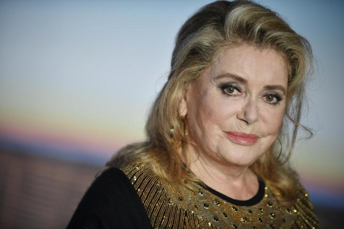 Dopo la grande paura, la speranza per Catherine Deneuve: "Nessun deficit motorio"