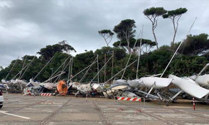 Tromba d'aria a Santa Marinella: impressionante fila di imbarcazioni cappottate - Video 