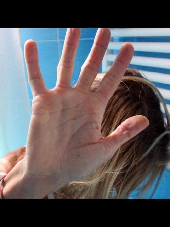 La stuprano dopo la discoteca mentre un loro amico filma tutto