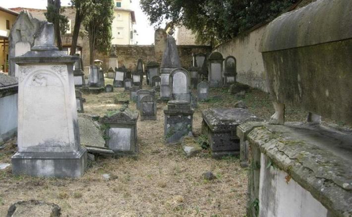 Profanate 80 lapidi in un cimitero ebraico in Danimarca